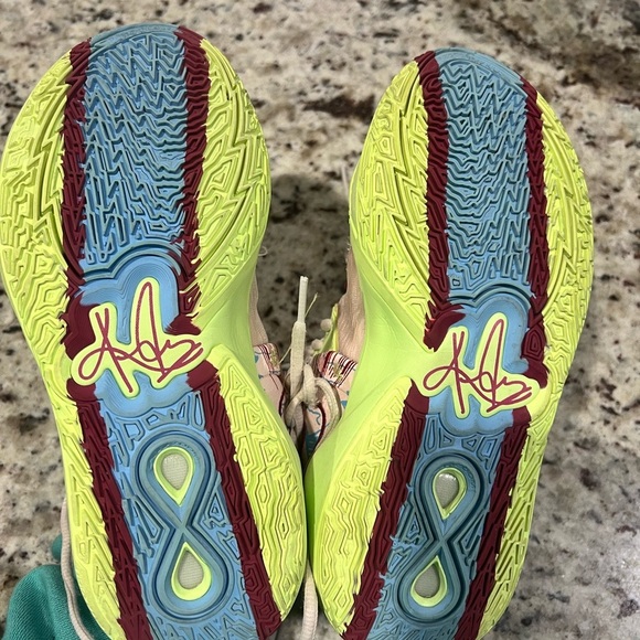 Nike 2022
Kyrie Infinity EP '1 World 1 People - Soft Pink' - Picture 2 of 8